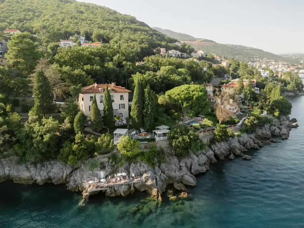 Monio-Weddings-Villa-Rastikon-Cliff